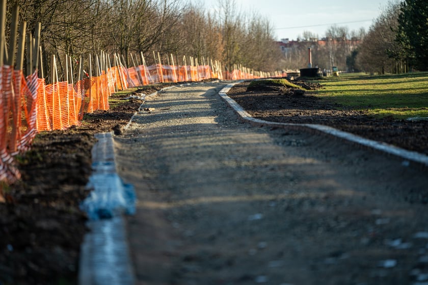 Droga dla pieszych i rowerów przy ulicy Koziej na Maślicach nabiera kształtu